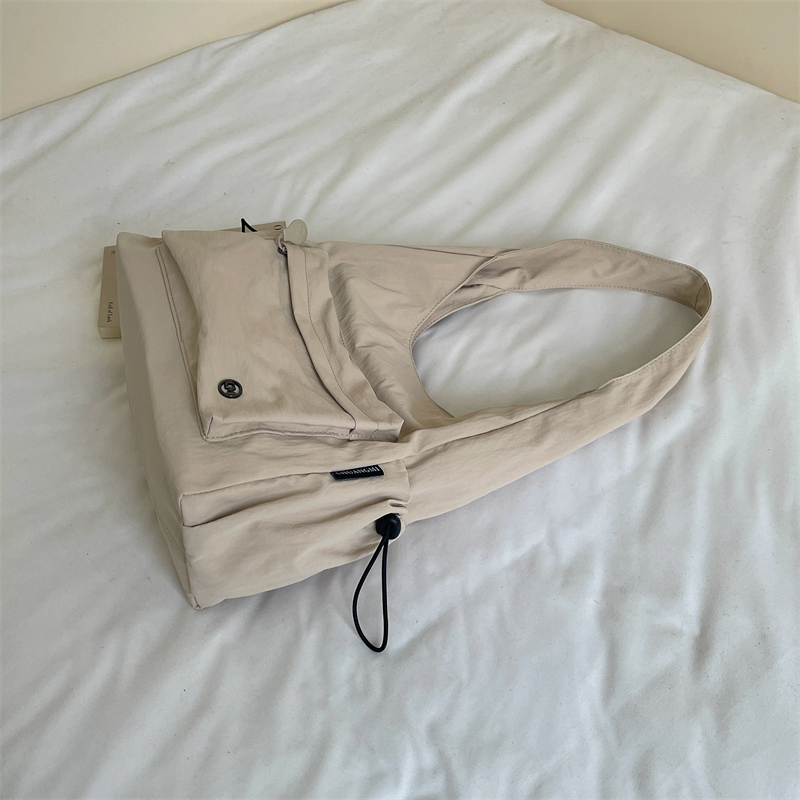 Women's shoulder bag, ideal for daily commutes, versatile under-arm bag, waterproof, lightweight and spacious. detail 3
