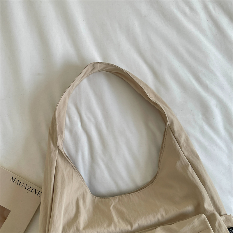 Women's shoulder bag, ideal for daily commutes, versatile under-arm bag, waterproof, lightweight and spacious. detail 4