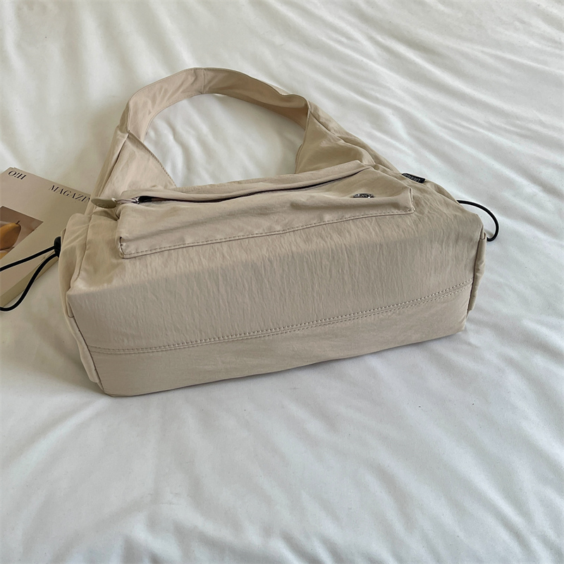 Women's shoulder bag, ideal for daily commutes, versatile under-arm bag, waterproof, lightweight and spacious. detail 8