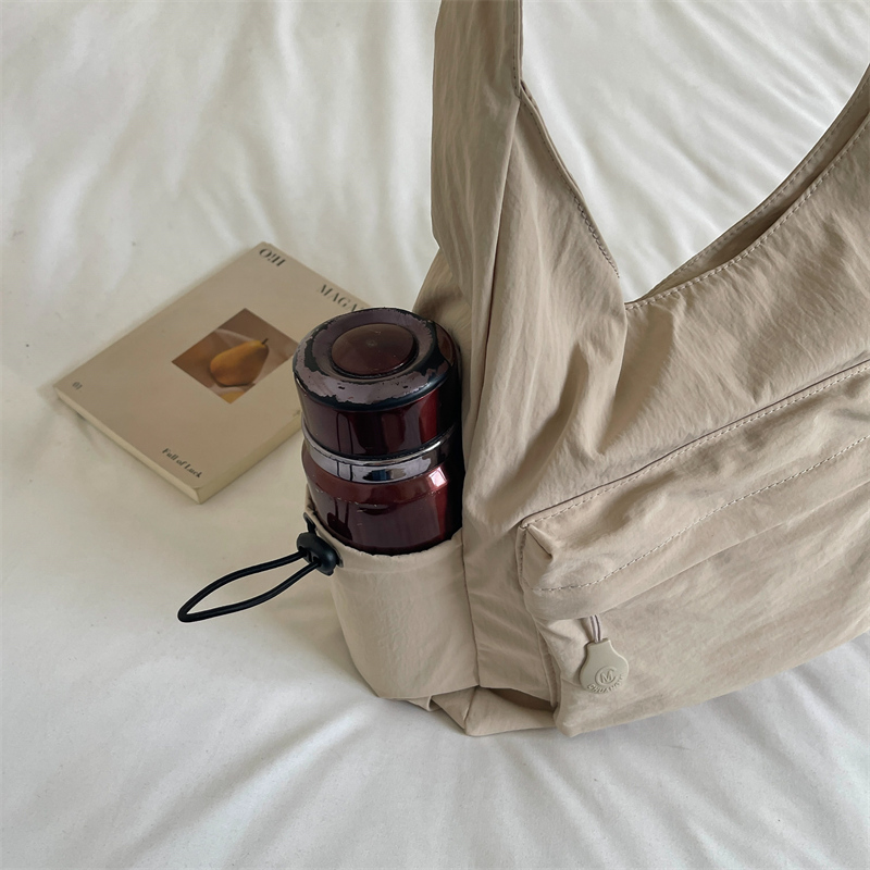 Women's shoulder bag, ideal for daily commutes, versatile under-arm bag, waterproof, lightweight and spacious. detail 9