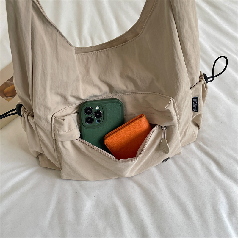 Women's shoulder bag, ideal for daily commutes, versatile under-arm bag, waterproof, lightweight and spacious. detail 10