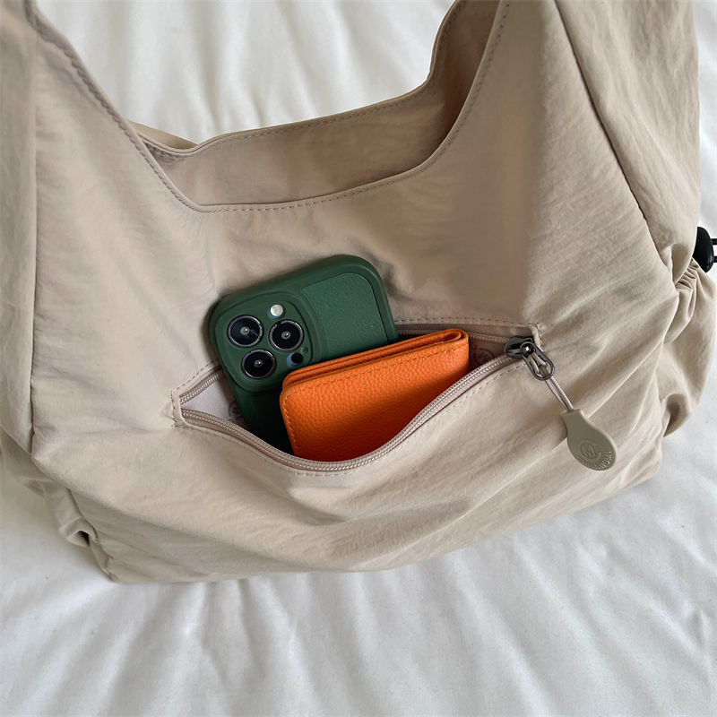 Women's shoulder bag, ideal for daily commutes, versatile under-arm bag, waterproof, lightweight and spacious. detail 12