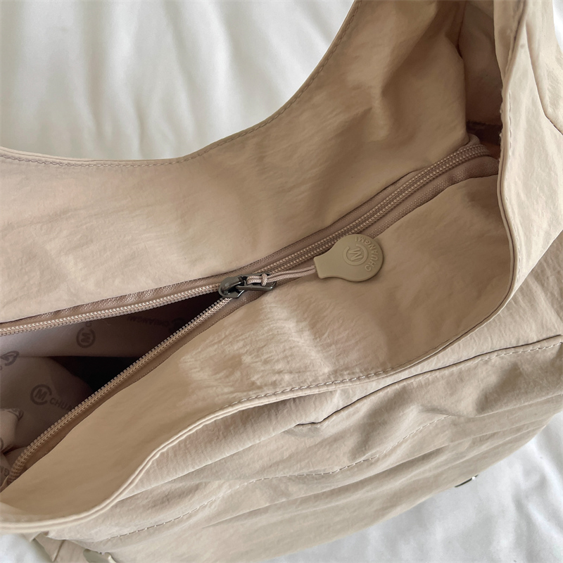 Women's shoulder bag, ideal for daily commutes, versatile under-arm bag, waterproof, lightweight and spacious. detail 15
