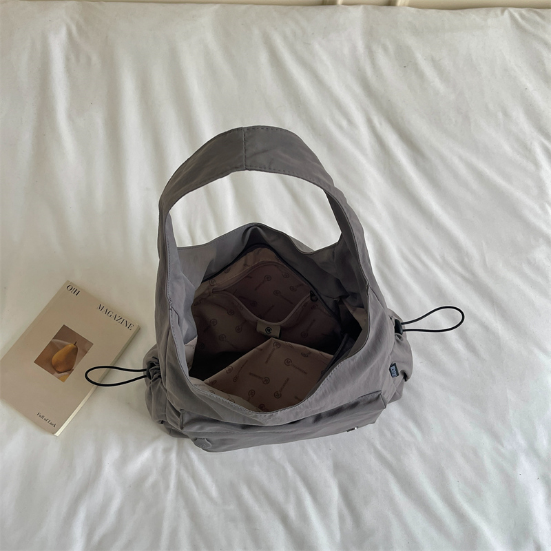 Women's shoulder bag, ideal for daily commutes, versatile under-arm bag, waterproof, lightweight and spacious. detail 16