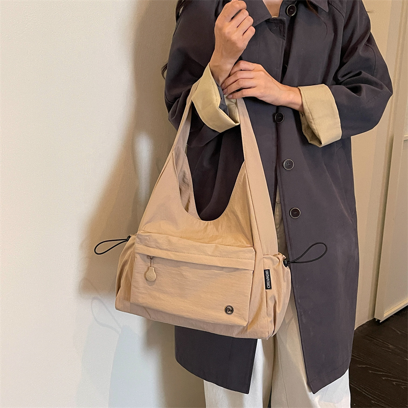 Women's shoulder bag, ideal for daily commutes, versatile under-arm bag, waterproof, lightweight and spacious. detail 21