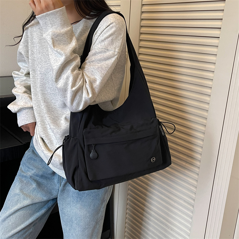 Women's shoulder bag, ideal for daily commutes, versatile under-arm bag, waterproof, lightweight and spacious. detail 22