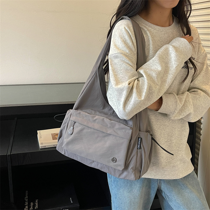 Women's shoulder bag, ideal for daily commutes, versatile under-arm bag, waterproof, lightweight and spacious. detail 24