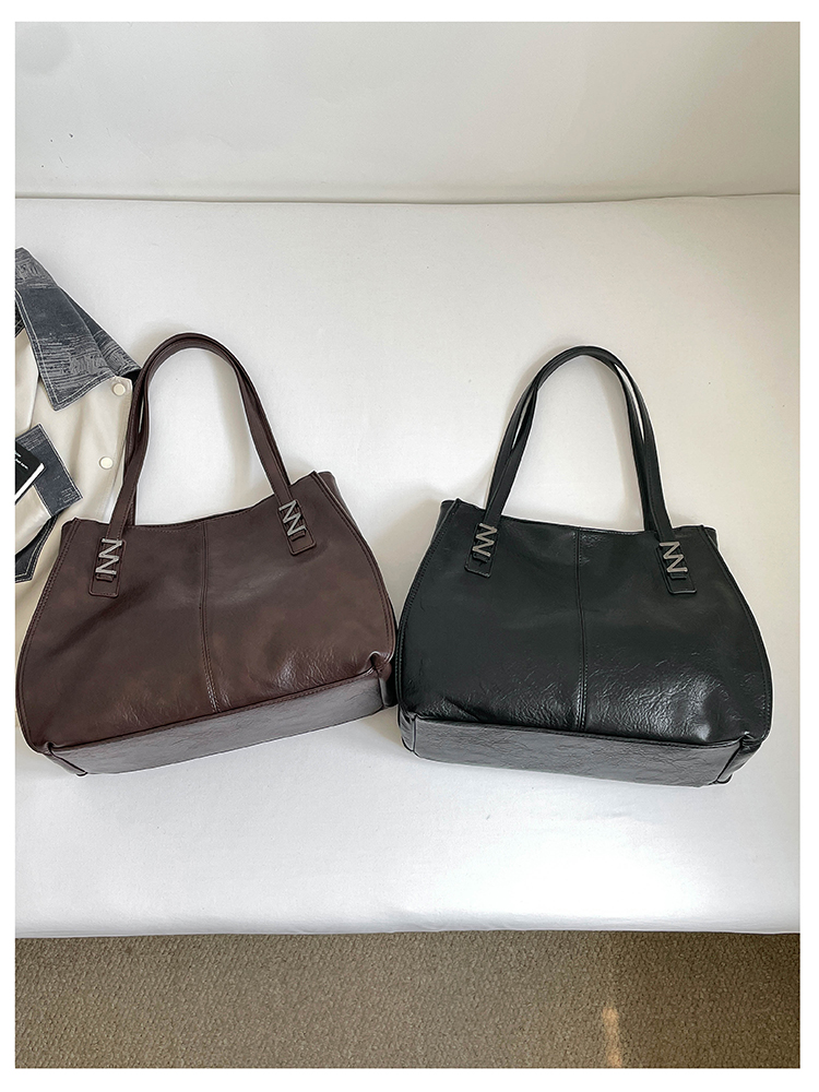 Elegant Women's Leather Bag: Spacious Travel Bag & Daily Essentials Organizer detail 6