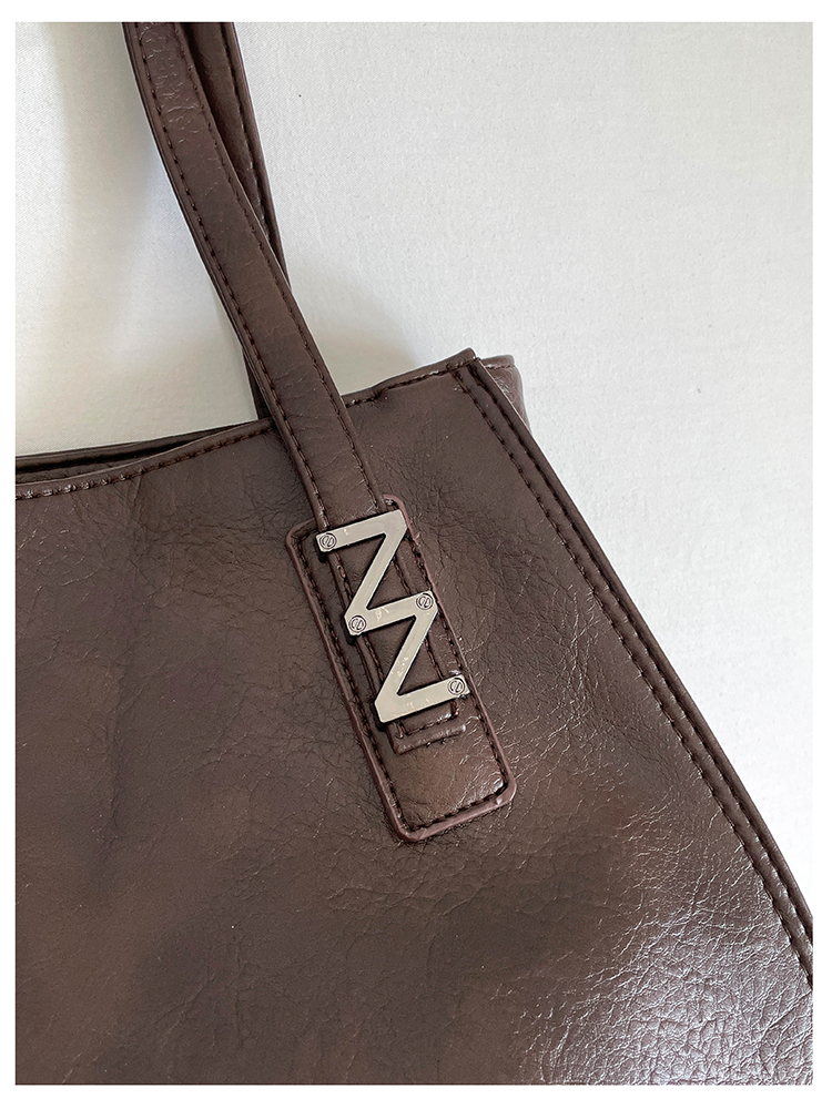 Elegant Women's Leather Bag: Spacious Travel Bag & Daily Essentials Organizer detail 12