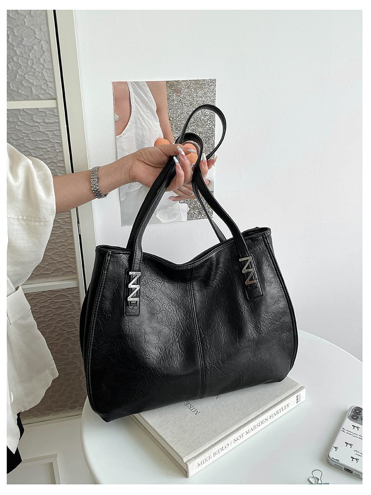 Elegant Women's Leather Bag: Spacious Travel Bag & Daily Essentials Organizer detail 19