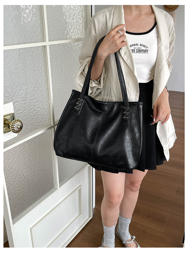 Elegant Women's Leather Bag: Spacious Travel Bag & Daily Essentials Organizer detail 20