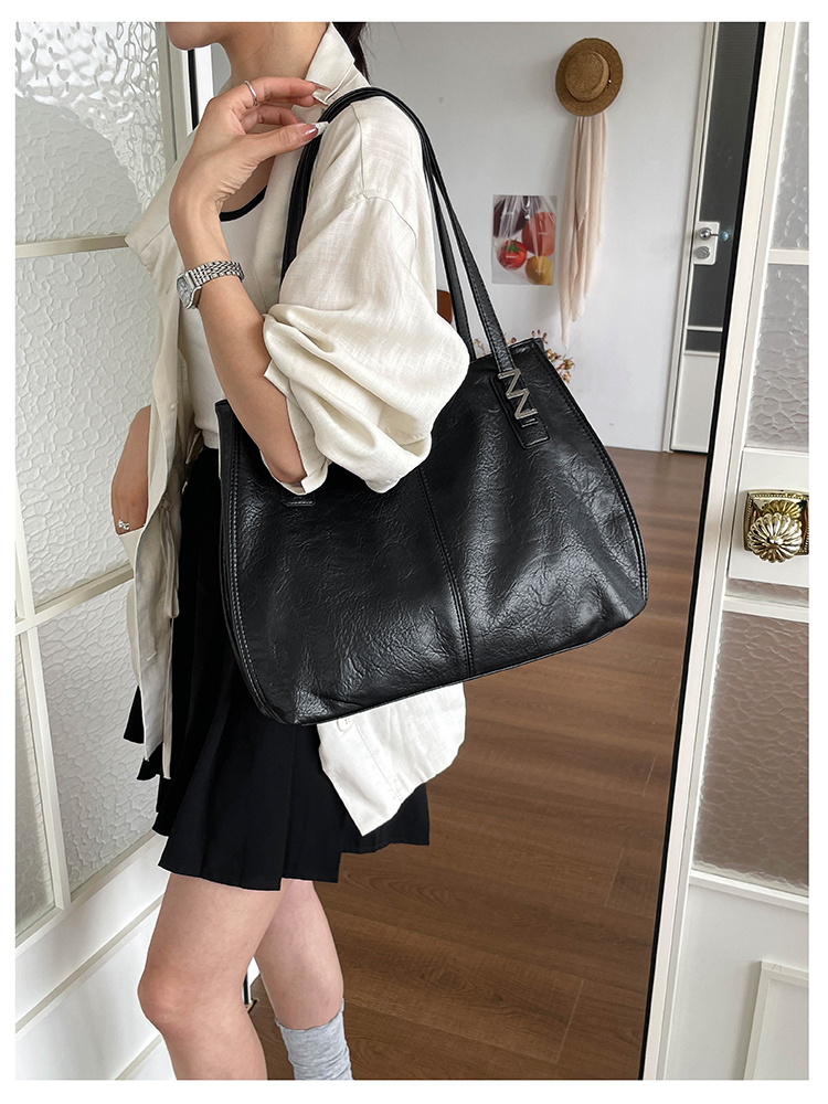 Elegant Women's Leather Bag: Spacious Travel Bag & Daily Essentials Organizer detail 21