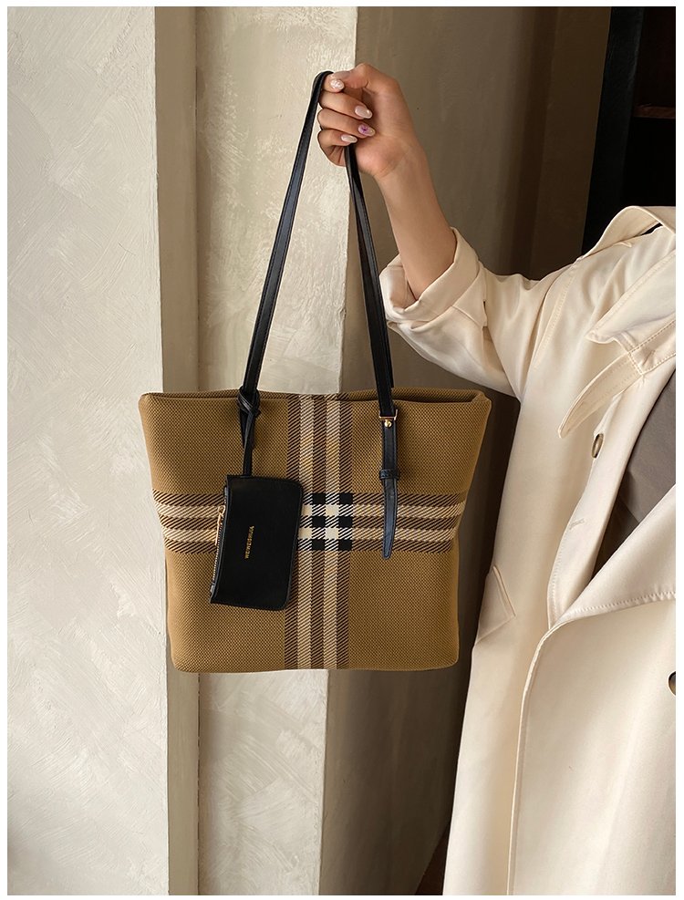 Elegant Plaid PU Leather Handbag for Women – Magnetic Snap Bag detail 10