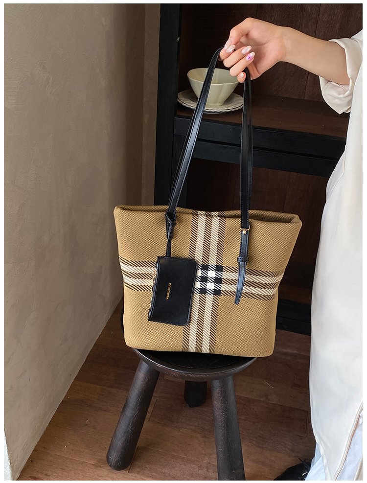 Elegant Plaid PU Leather Handbag for Women – Magnetic Snap Bag detail 12
