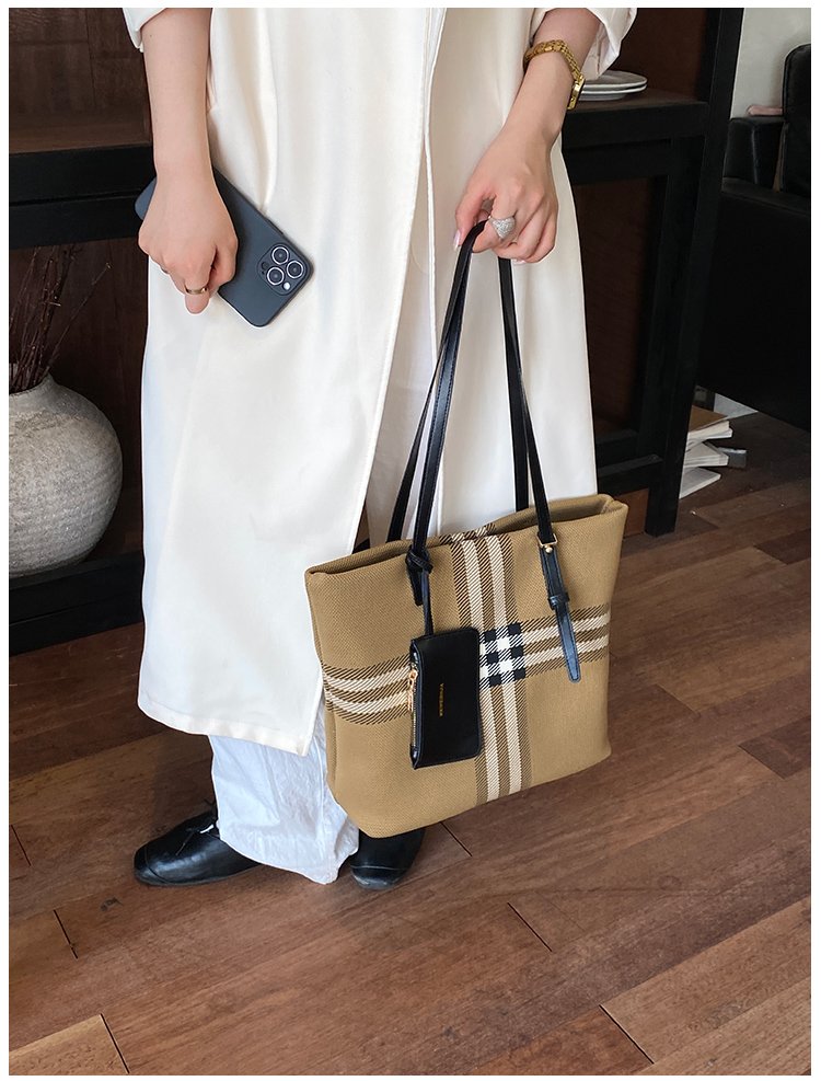 Elegant Plaid PU Leather Handbag for Women – Magnetic Snap Bag detail 13