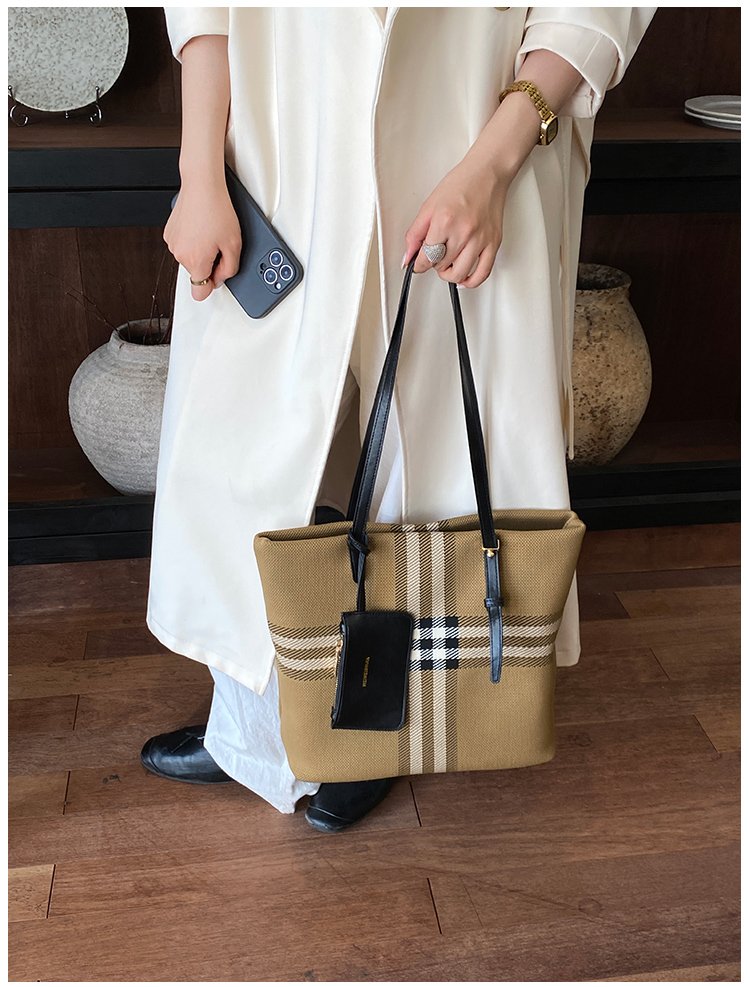 Elegant Plaid PU Leather Handbag for Women – Magnetic Snap Bag detail 14