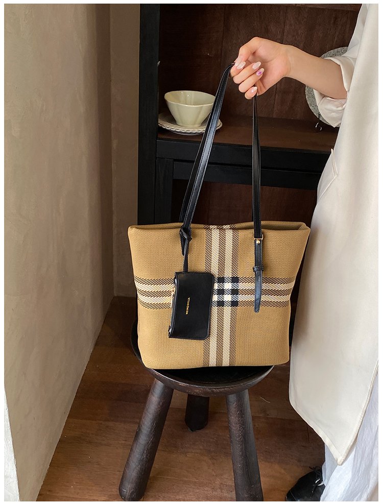Elegant Plaid PU Leather Handbag for Women – Magnetic Snap Bag detail 15
