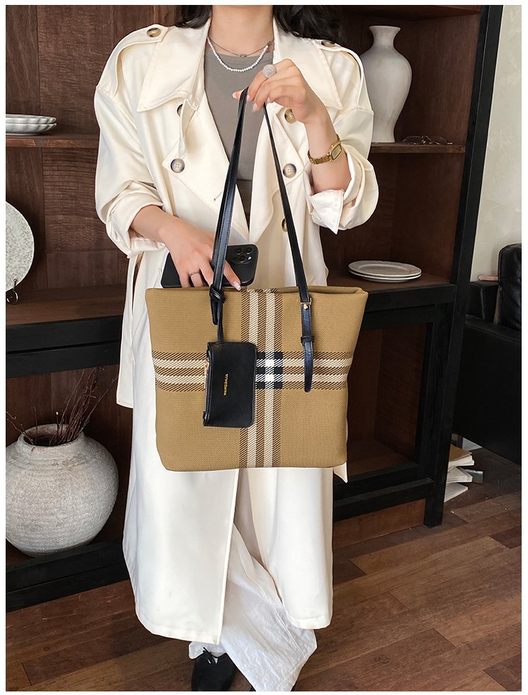 Elegant Plaid PU Leather Handbag for Women – Magnetic Snap Bag detail 16