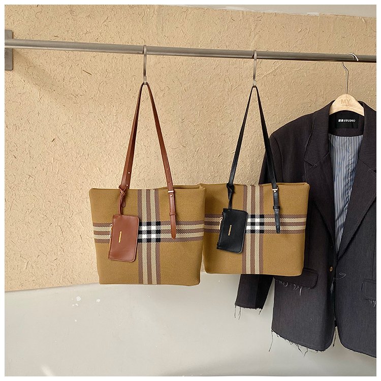 Elegant Plaid PU Leather Handbag for Women – Magnetic Snap Bag detail 1