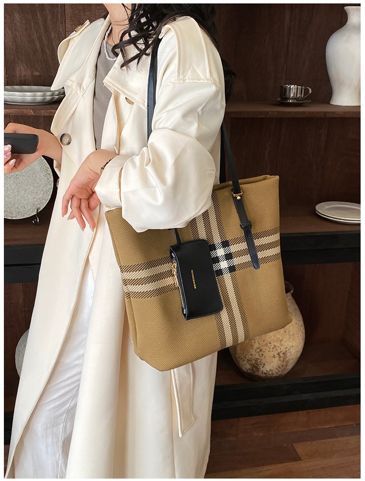 Elegant Plaid PU Leather Handbag for Women – Magnetic Snap Bag detail 19