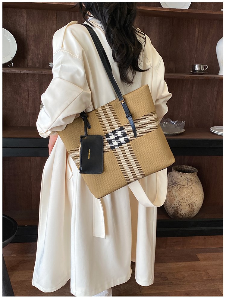 Elegant Plaid PU Leather Handbag for Women – Magnetic Snap Bag detail 20