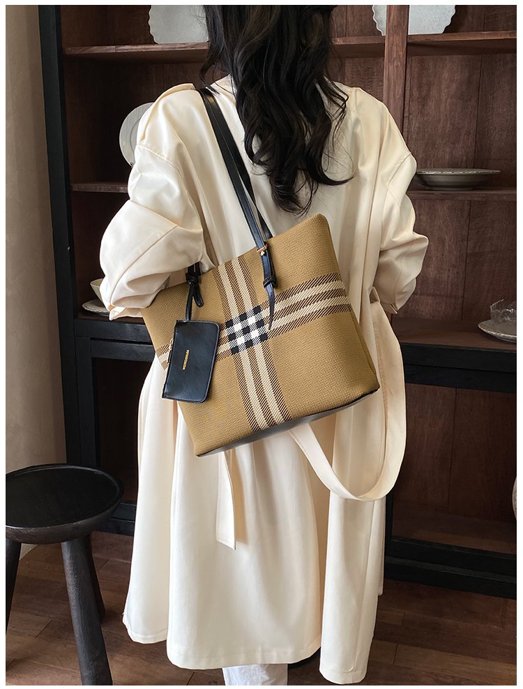 Elegant Plaid PU Leather Handbag for Women – Magnetic Snap Bag detail 21