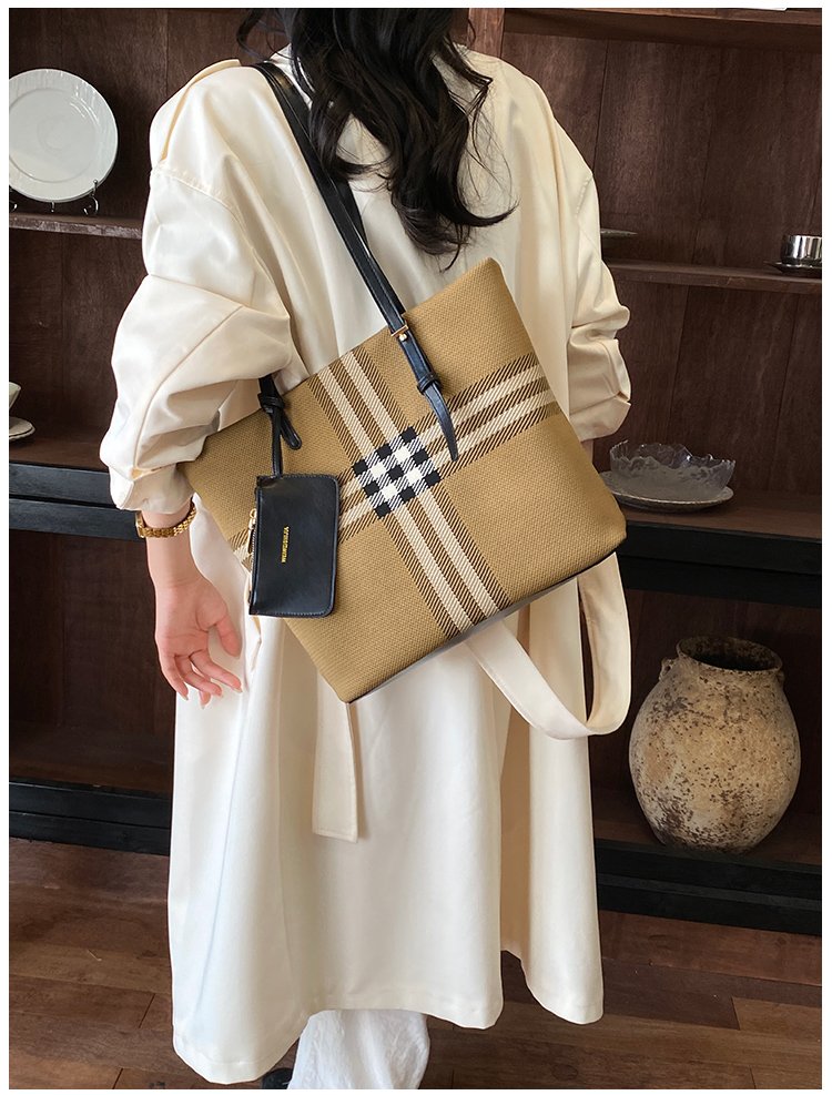 Elegant Plaid PU Leather Handbag for Women – Magnetic Snap Bag detail 22