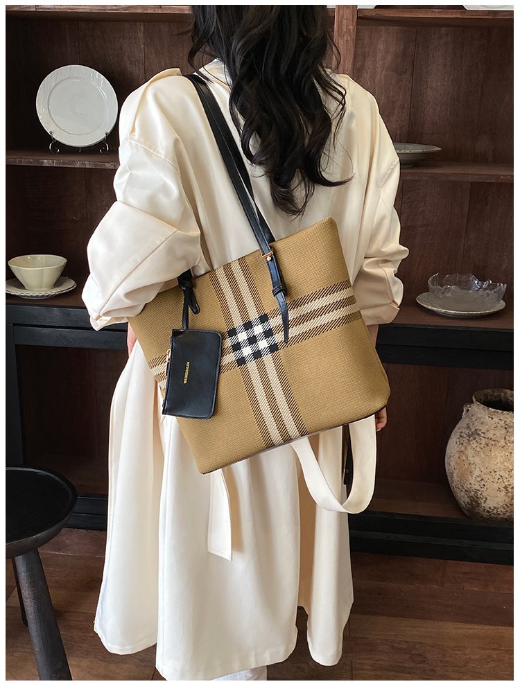 Elegant Plaid PU Leather Handbag for Women – Magnetic Snap Bag detail 23