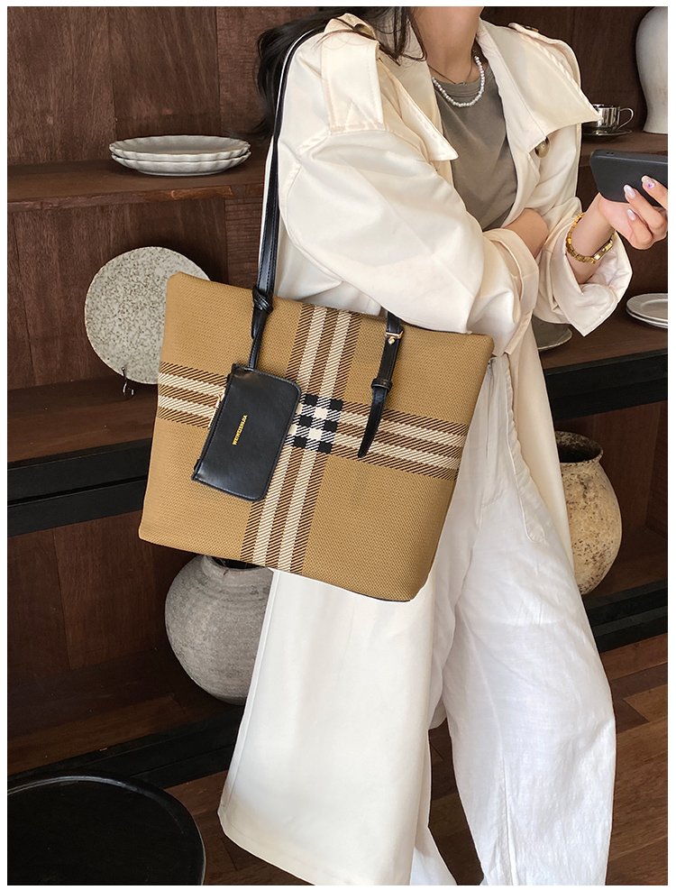Elegant Plaid PU Leather Handbag for Women – Magnetic Snap Bag detail 25