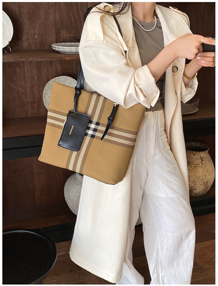 Elegant Plaid PU Leather Handbag for Women – Magnetic Snap Bag detail 26