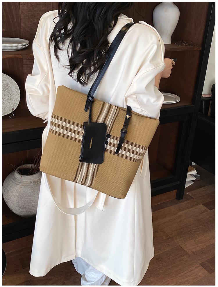 Elegant Plaid PU Leather Handbag for Women – Magnetic Snap Bag detail 28