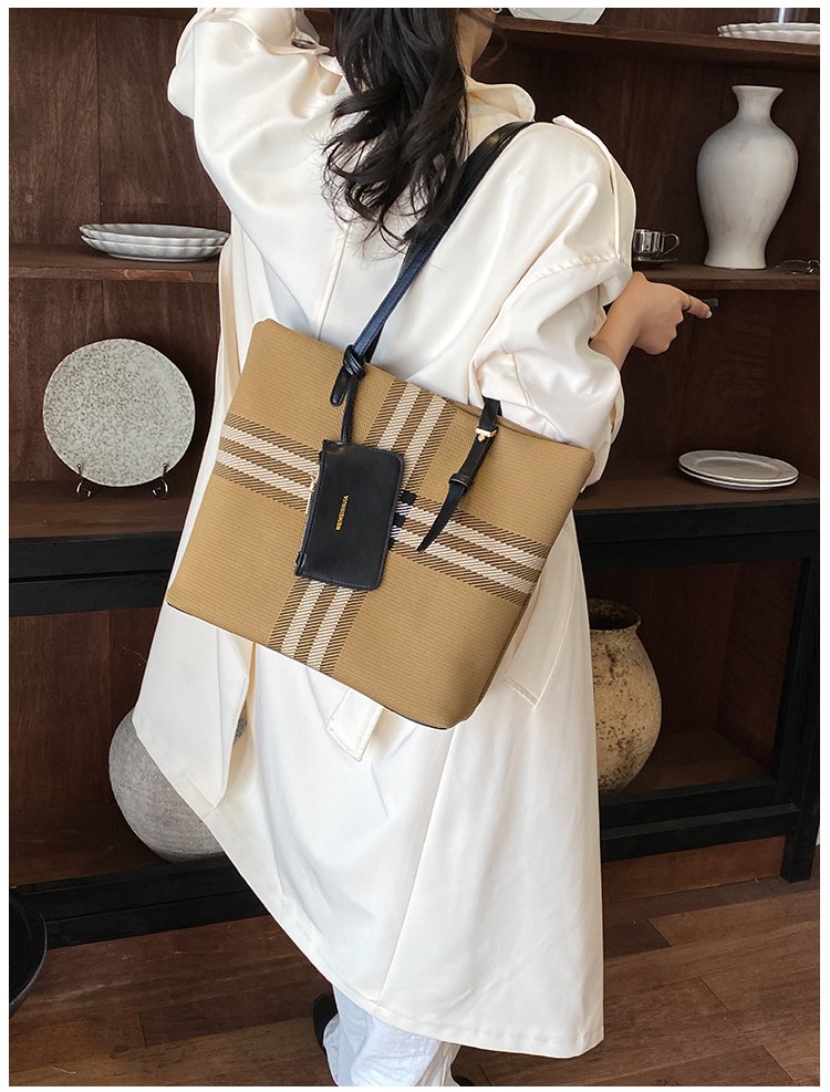 Elegant Plaid PU Leather Handbag for Women – Magnetic Snap Bag detail 29