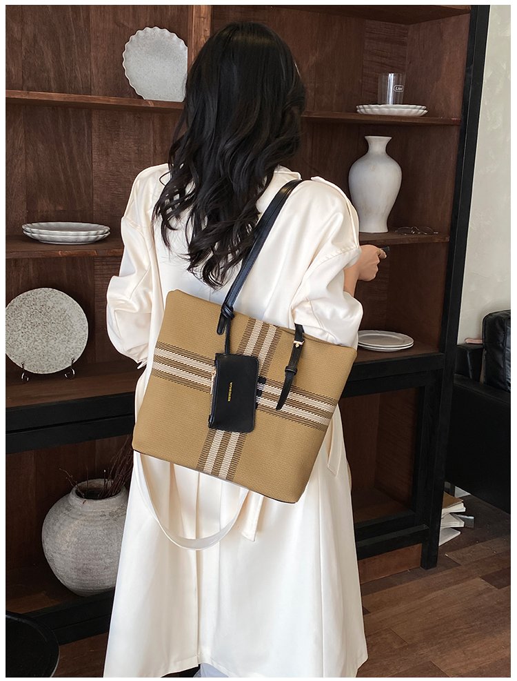 Elegant Plaid PU Leather Handbag for Women – Magnetic Snap Bag detail 30