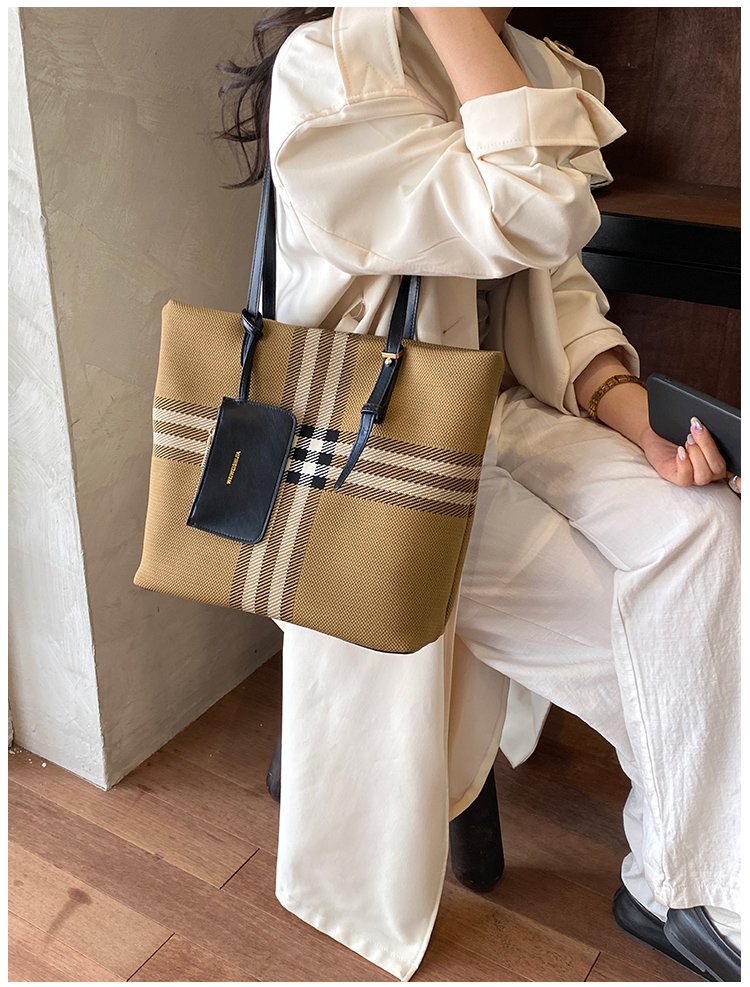 Elegant Plaid PU Leather Handbag for Women – Magnetic Snap Bag detail 31