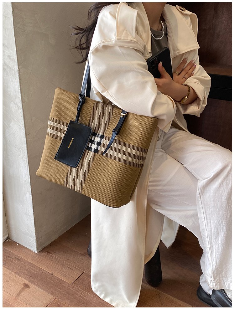 Elegant Plaid PU Leather Handbag for Women – Magnetic Snap Bag detail 32