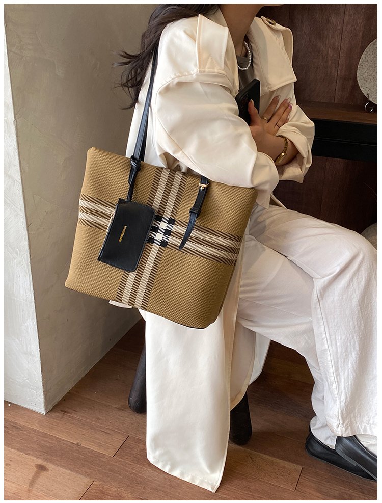Elegant Plaid PU Leather Handbag for Women – Magnetic Snap Bag detail 33