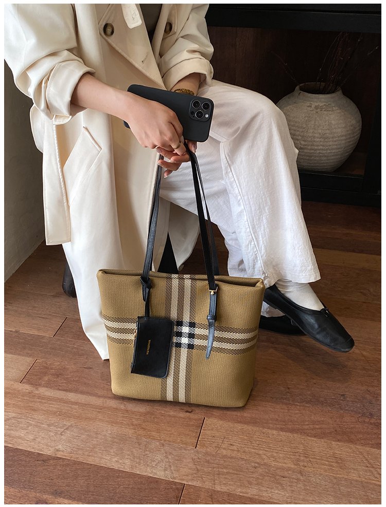 Elegant Plaid PU Leather Handbag for Women – Magnetic Snap Bag detail 35