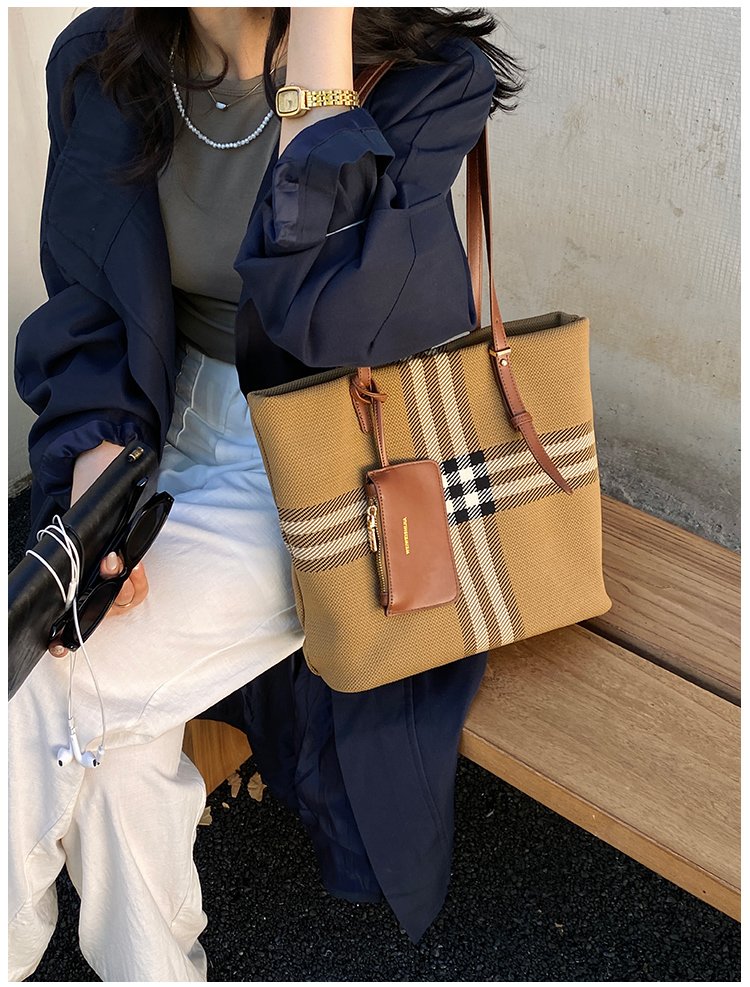 Elegant Plaid PU Leather Handbag for Women – Magnetic Snap Bag detail 37