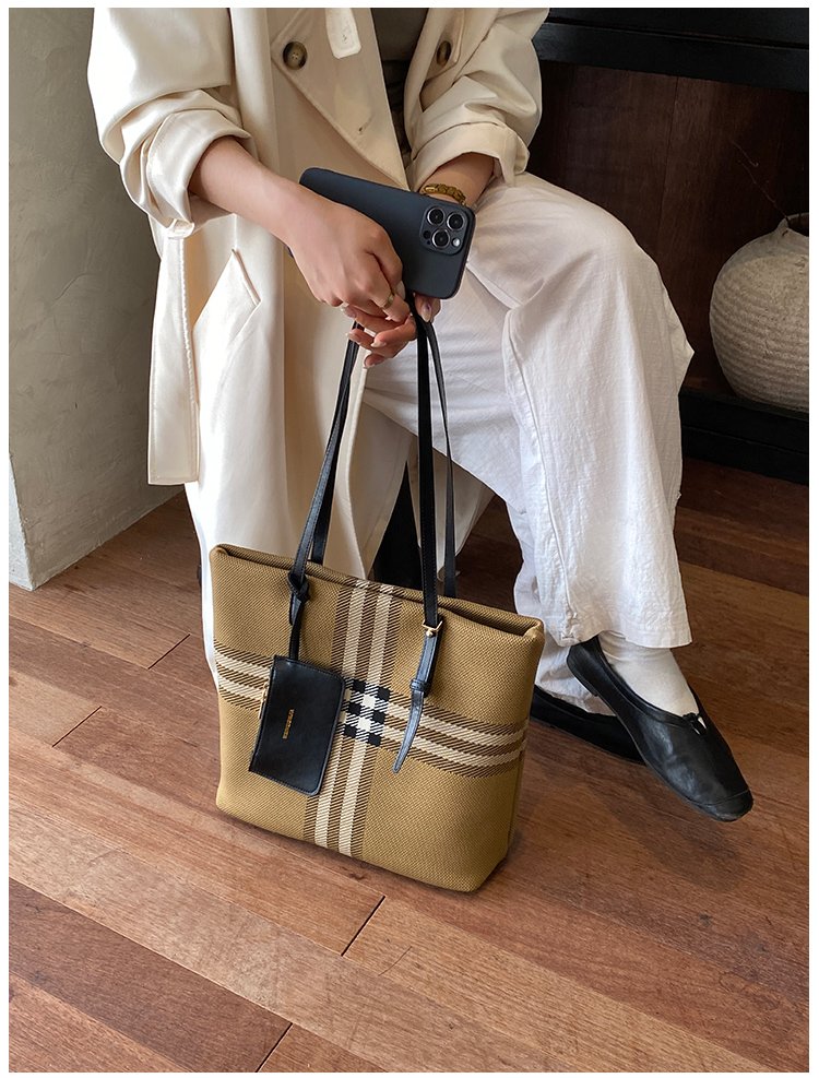 Elegant Plaid PU Leather Handbag for Women – Magnetic Snap Bag detail 38