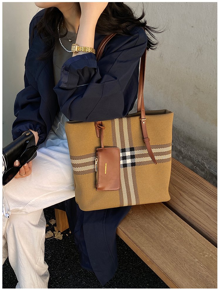Elegant Plaid PU Leather Handbag for Women – Magnetic Snap Bag detail 39
