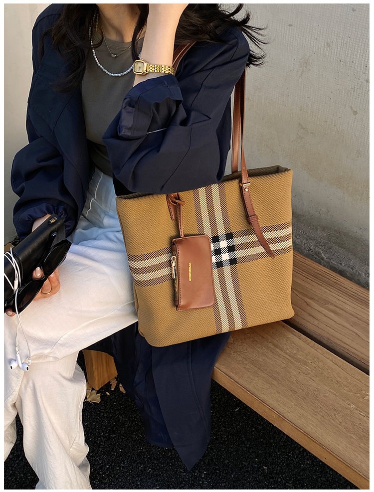 Elegant Plaid PU Leather Handbag for Women – Magnetic Snap Bag detail 40