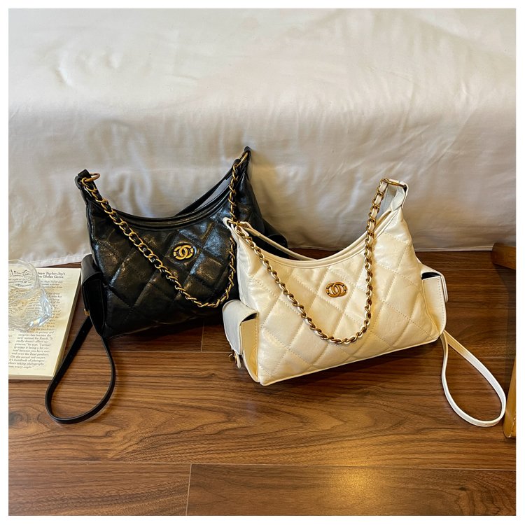 Women's Everyday Geometric Dumpling-Shaped PU Leather Shoulder Bag detail 40