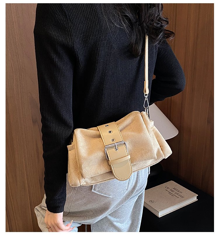 Women's PU Leather Gathered Chain Crossbody Bag detail 2