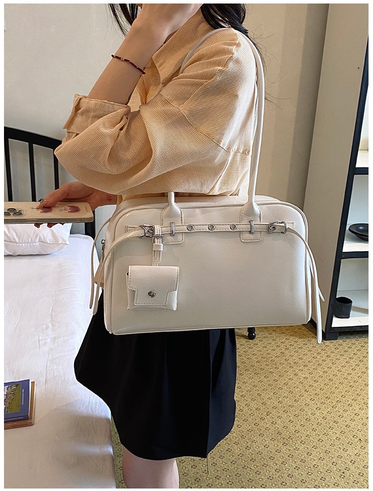 Unisex PU Leather Minimal Zip Crossbody Bag detail 15