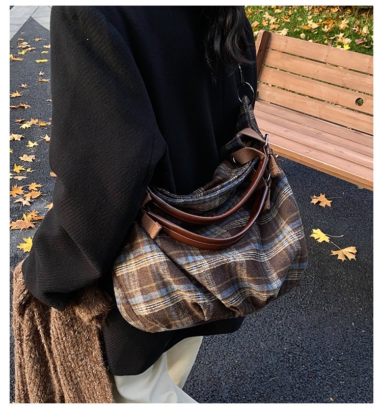 Women's Rounded Shoulder Bag detail 13