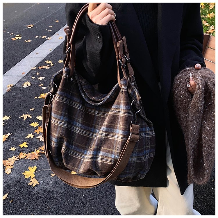 Women's Rounded Shoulder Bag detail 16