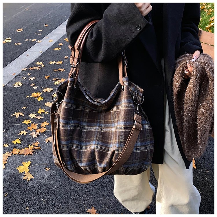 Women's Rounded Shoulder Bag detail 17
