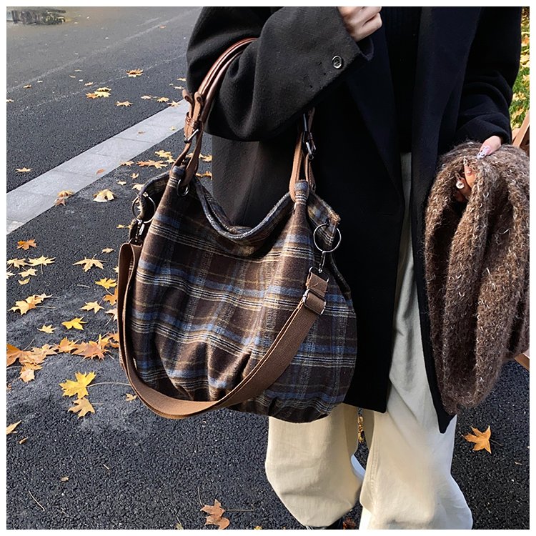 Women's Rounded Shoulder Bag detail 18