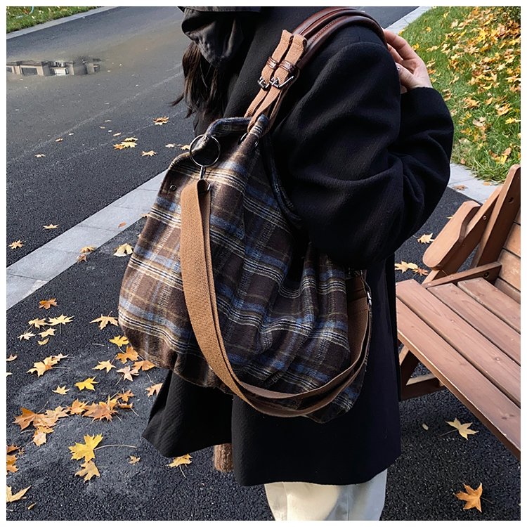 Women's Rounded Shoulder Bag detail 19
