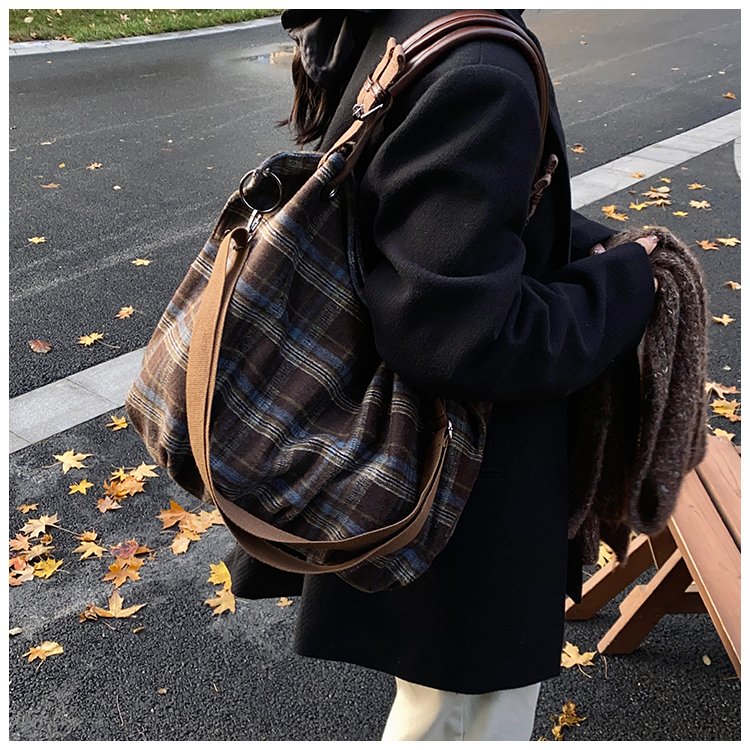 Women's Rounded Shoulder Bag detail 20